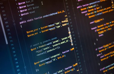 Kod düzenleyicisinde koyu arka plan da Php kodu