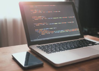 Dizüstü bilgisayarda bilgisayar kodu (web geliştirme)