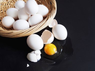 Karanlık bir arka plan üzerinde beyaz yumurta tavuk