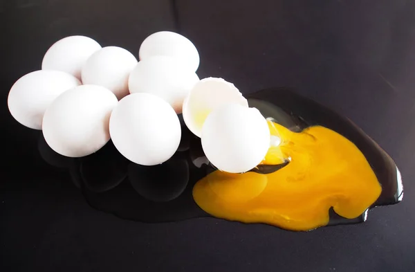 Άσπρα Αυγά Κοτόπουλο Σκούρο Φόντο — Φωτογραφία Αρχείου