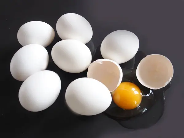Karanlık bir arka plan üzerinde beyaz yumurta tavuk