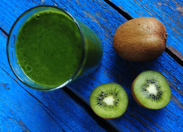 Olgun kivi smoothies