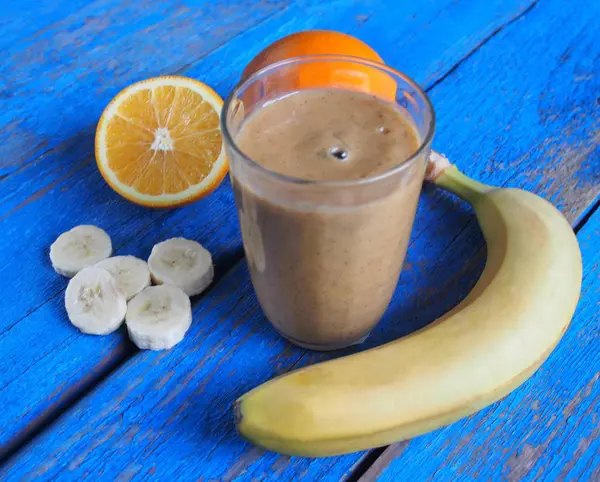 Smoothies olgun muz ve portakal
