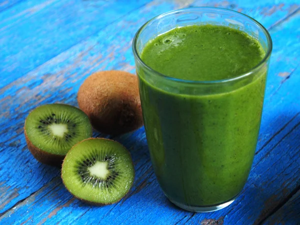 Olgun kivi smoothies