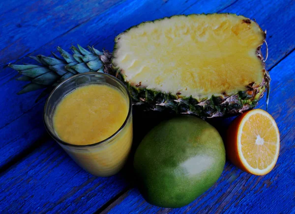Smoothies olgun kivi, ananas ve portakal