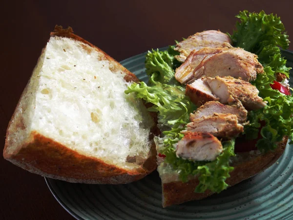 Tavuk fileto, beyaz ekmek ve Yeşiller ile sandviç