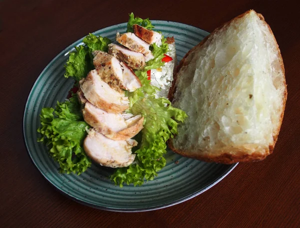 Panino Con Filetto Pollo Pane Bianco Verdure — Foto Stock