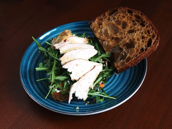 Panino Con Filetto Pollo Verdure Pane Nero — Foto Stock