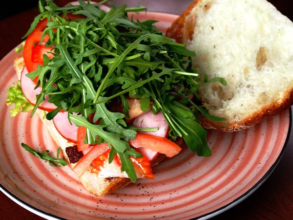 Sandwich Con Prosciutto Verdure Pane Bianco Piatto — Foto Stock
