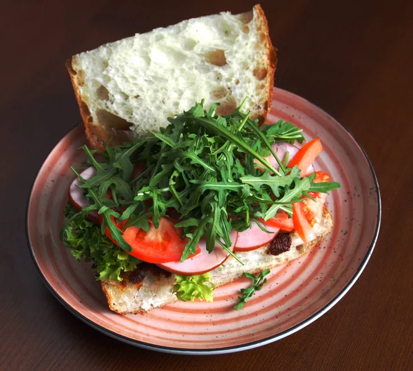 Sandwich Jambon Légumes Verts Pain Blanc Dans Une Assiette — Photo