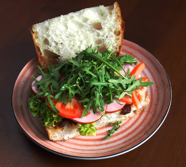 Jambon, yeşil ve beyaz ekmek bir plaka üzerinde sandviç