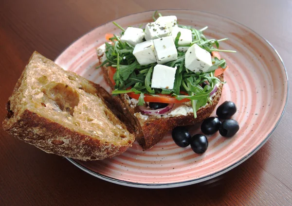 Panino Con Feta Pane Nero Verdure Olive — Foto Stock