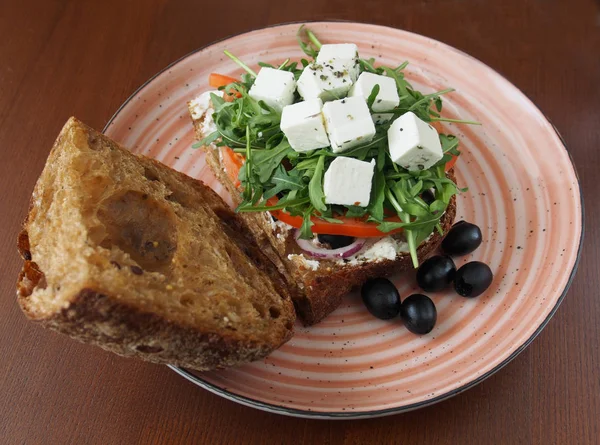 Panino Con Feta Pane Nero Verdure Olive — Foto Stock