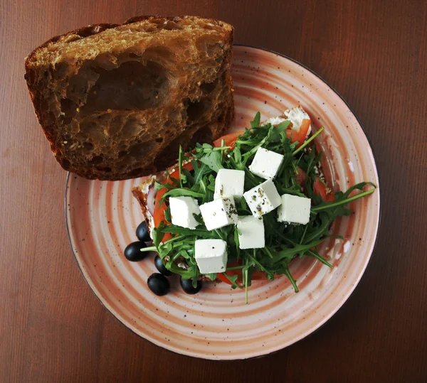 Beyaz peynir, siyah ekmek, Yeşiller ve zeytin ile sandviç