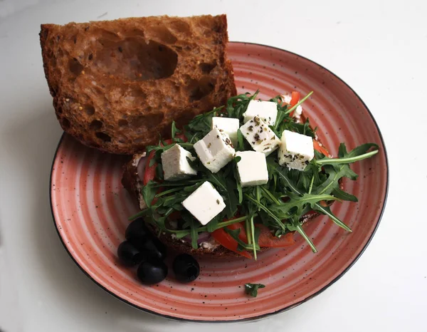 Panino Con Feta Pane Nero Verdure Olive — Foto Stock