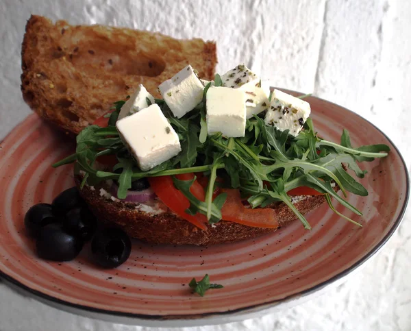 Panino Con Feta Pane Nero Verdure Olive — Foto Stock