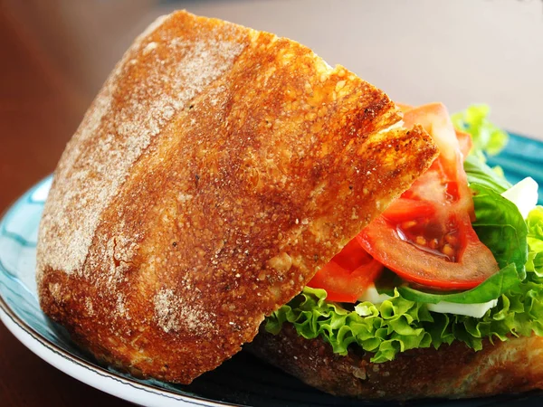Smörgås Med Grönsaker Tomat Ost Och Vitt Bröd — Stockfoto