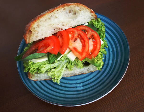Sandviç sebze, domates, peynir ve beyaz ekmek ile