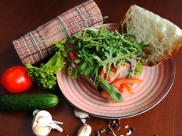 Sandviç ile sebze, domates, beyaz ekmek ile