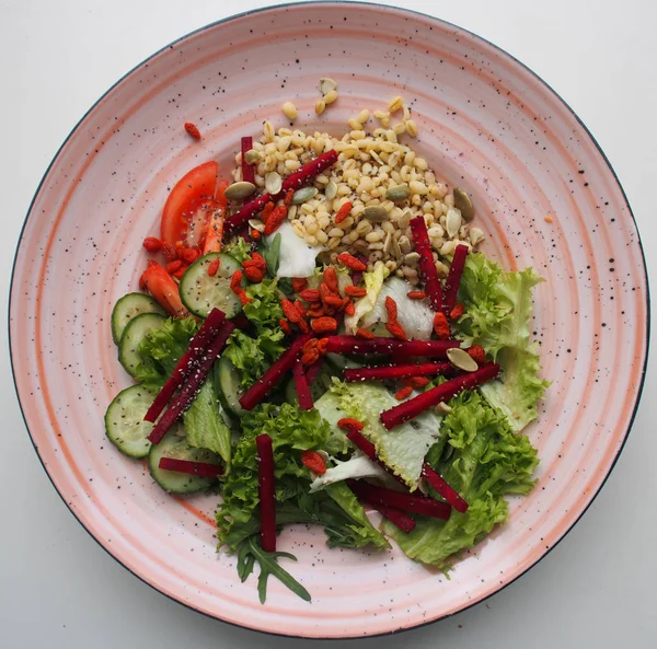 Salata sebze, tatlı biber, beyaz peynir ve sos ile