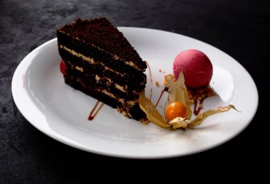 Beyaz kremalı çikolatalı pasta.