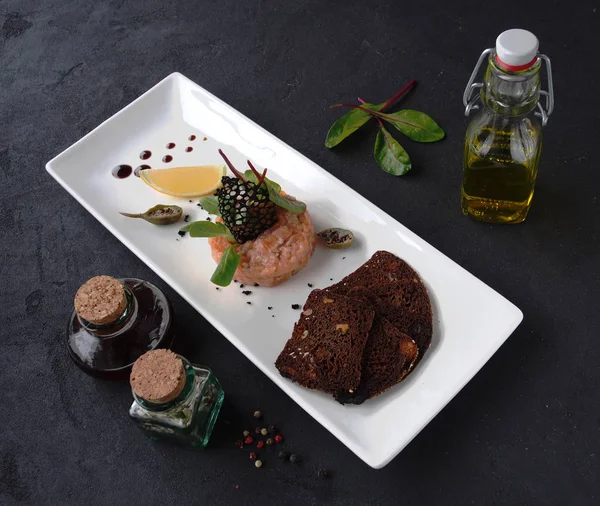 Siyah ekmek ile Somon tartar