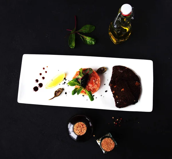 Siyah ekmek ile Somon tartar