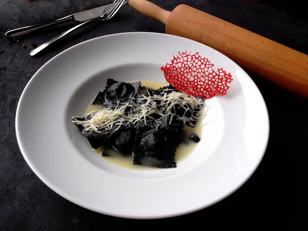 Ravioli Cuttlefish Ink Grated Cheese — Stock Photo, Image