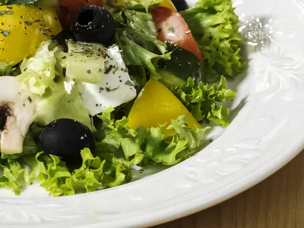 Taze sebzeli Yunan salatası