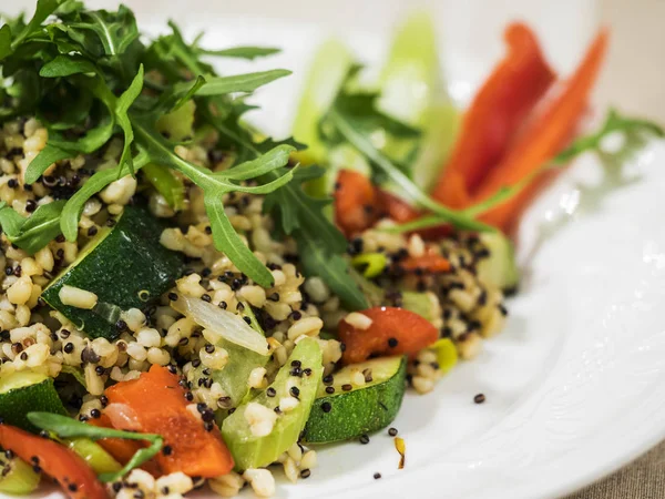 Bir plaka üzerinde sebzeli bulgur