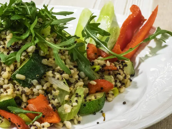 Bir plaka üzerinde sebzeli bulgur