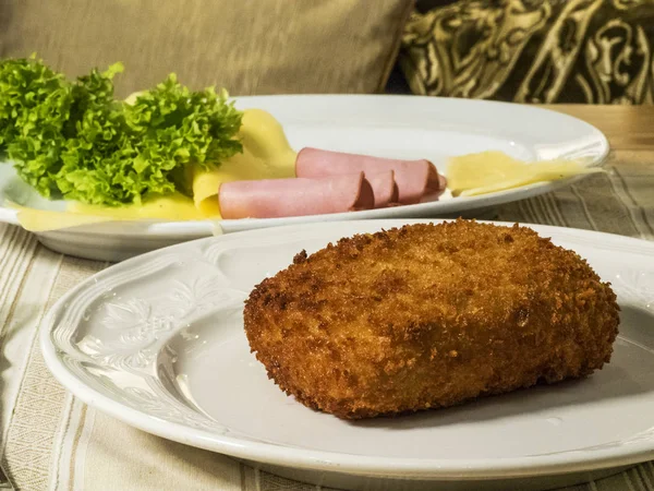 Peynir, jambon ve salata ile mavi kordon