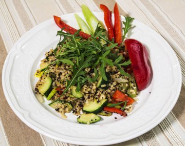 Bir plaka üzerinde sebzeli bulgur