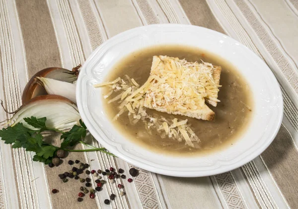 Soğan çorbası ile kruton ve rendelenmiş peynir