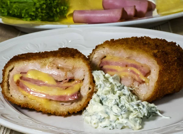 Peynir, jambon ve salata ile mavi kordon
