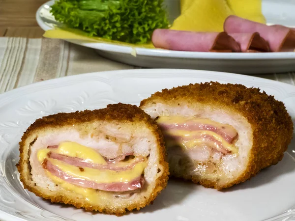 Peynir, jambon ve salata ile mavi kordon