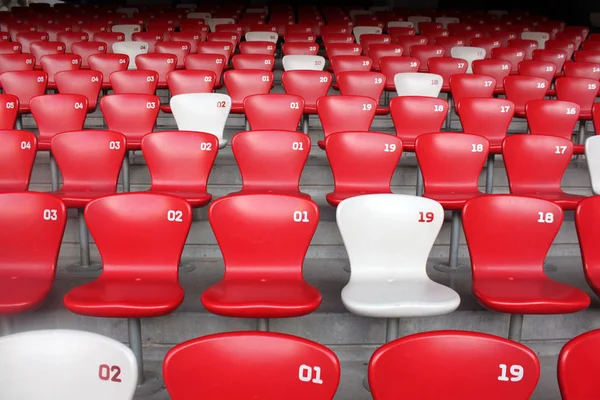 Tribuna Vazia Assentos Vermelhos Brancos Grande Estádio — Fotografia de Stock