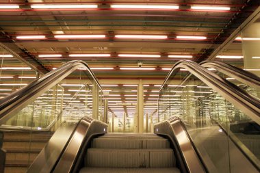 Yürüyen merdiven kadar yükselen