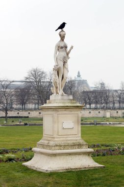 Heykel ve kuş. Diana, köpek ve kuzgun