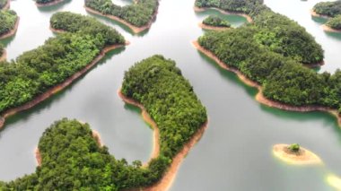 Havadan görünümü bin ada Gölü. Tatlı su Qiandao Hu kuş görünümü. Chunan ülke, Hangzhou, Zhejiang Eyaleti, Çin için batık Vadisi üzerinde uçan.