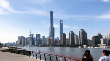 Pudong, Şangay Kulesi 'ndeki Finansal Merkezi' nin hızlandırılmış görüntüsü ve Batı Bund 'daki Islah Evleri, Huangpu Nehri kıyısındaki ünlü bir Rıhtımdır..