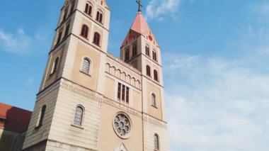 Qingdao 'daki St. Michael Katedrali ve Meydanı Zaman Hızı ve Hiper-hızlandırılmış Görüntüler. 