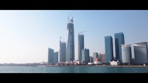Skyline Van Qingdao Bay Gebouwen Nieuwe Vastgoedontwikkeling Chinese Ontwikkelaars Bouwen — Stockvideo