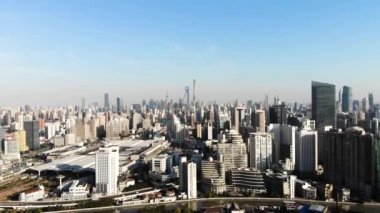 Güneşli bir günde Şangay Skyline 'ın Panorama Havacılık Manzarası. Uçan Puxi, Pudong ve Huangpu Nehri.