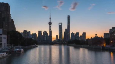 Shanghai Skyline 'ın geceden güne hızlandırılmış hâli. Pudong Şehir Merkezi 'nin gündoğumu. Çin Mali Bölgesinin Sabah Vakti.