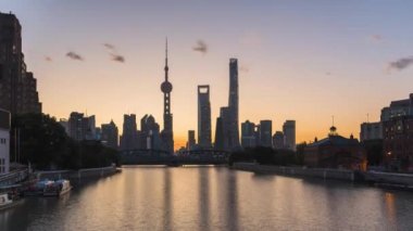 Shanghai Skyline 'ın alacakaranlıktan gün batımına kadar. Pudong Şehir Merkezi 'nin gündoğumu. Çin Mali Bölgesinin Sabah Vakti.