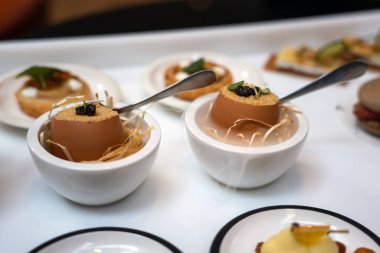 Bir çift Buharlı Yumurta Tatlısı