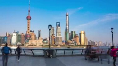Pudong 'daki Doğu İnci Kulesi ve Finans Merkezi' nin hızlandırılmış ya da hızlandırılmış görüntüsüne. Şangay Kulesi ve Lujiazui, Huangpu nehri kıyısında, Waitan 'da. Nehir boyunca hareket bulanıklığı.