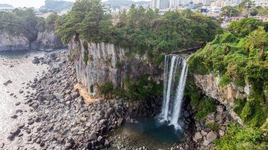 Yüksek Şelale Jeongbang ve Lagoon 'un hava görüntüsü. Jeju Adası, Güney Kore 'deki Seoqwipo.