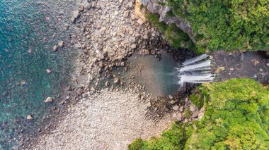 Jeju Adası, Güney Kore 'deki Yüksek Şelale Jeongbang ve Lagoon' un Havadan Görünümü.